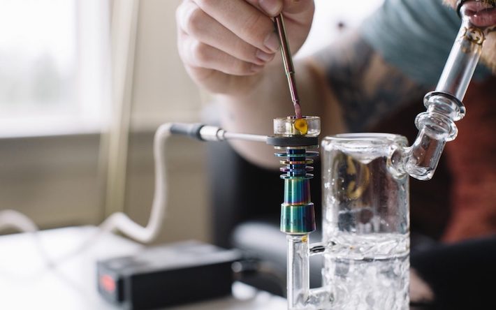 Dabbing live resin concentrate in a dab rig